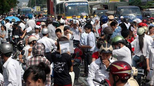 Người đi bộ, người tham gia giao thông chen nhau trên đường Hồ Tùng Mậu, trước ĐH Thương Mại Hà Nội.