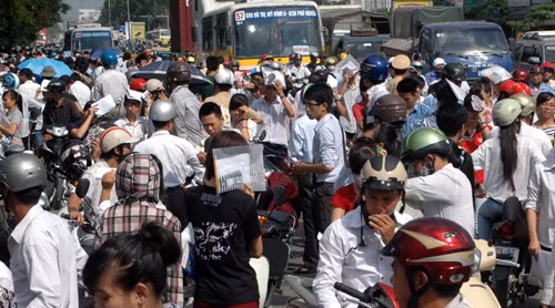 Người đi bộ, người tham gia giao thông chen nhau trên đường Hồ Tùng Mậu, trước ĐH Thương Mại Hà Nội.