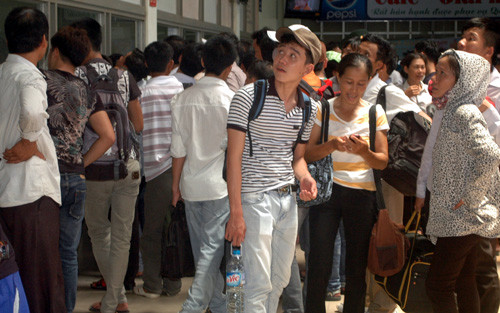 Cứ lễ tết, đến hẹn lại lên, bến xe nào cũng "bộn" khách.