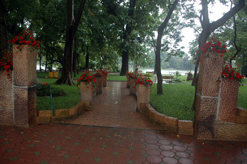 Hoa được trang trí khắp nơi, nhiều nhất là bờ hồ Hoàn Kiếm.