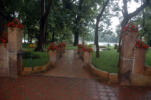 Hoa được trang trí khắp nơi, nhiều nhất là bờ hồ Hoàn Kiếm.