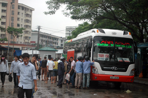 Những chuyến xe chở đầy khách cập bến...