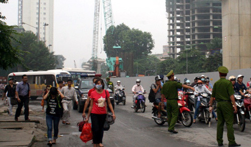 Công an đến phân luồng giao thông khi xảy ra sự cố cháy trạm biến áp.