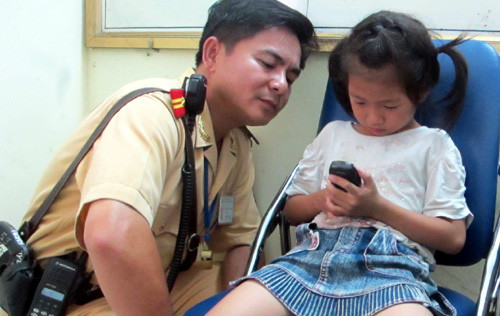 Bé không thể nhớ số điện thoại của bố mẹ để liên lạc.