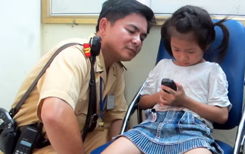 Bé không thể nhớ số điện thoại của bố mẹ để liên lạc.