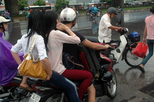 Cánh xe ôm cũng khẩn trương chở khách.