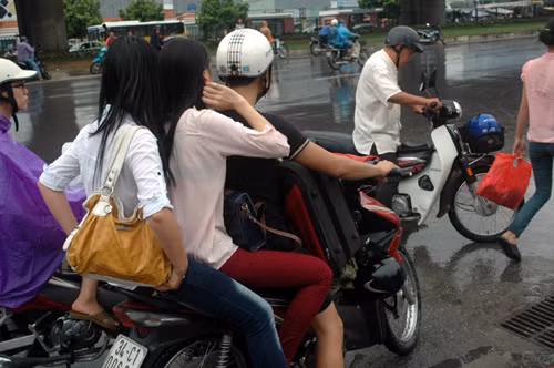 Cánh xe ôm cũng khẩn trương chở khách.