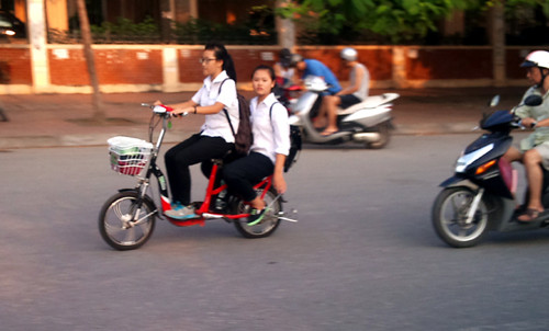 Người điều khiển xe đạp điện "chạy tít" thế này chưa có chế tài xử lý tốc độ.
