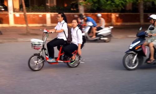 Người điều khiển xe đạp điện "chạy tít" thế này chưa có chế tài xử lý tốc độ.