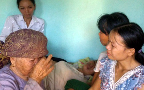 Những gọt nước mắt lăn dài trên gò má của gia đình các nạn nhân.