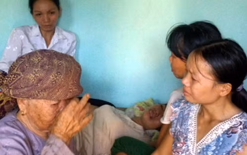 Những gọt nước mắt lăn dài trên gò má của gia đình các nạn nhân.