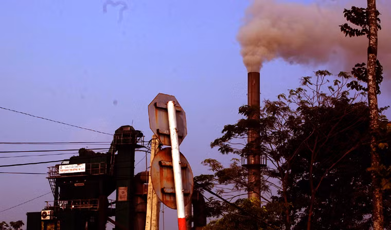 Cảnh tượng ở khu vực này trông rất “kinh hoàng” bởi ống khói cao ngút, bốc mùi rất khó chịu.