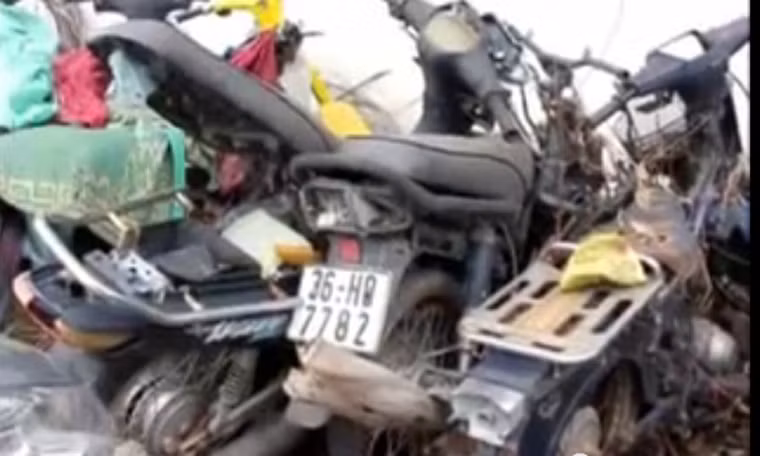 Cũng trong khuôn viên BV Bạch Mai, nhưng để ngoài trời, có hàng chục xe máy đang hư hỏng nặng.