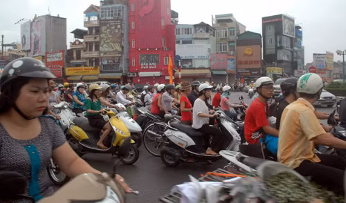 Ngã tư Khâm Thiên - Lương Bằng, quận Đống Đa, ách tắc liên tục, mặc dù có CSGT phân luồng.