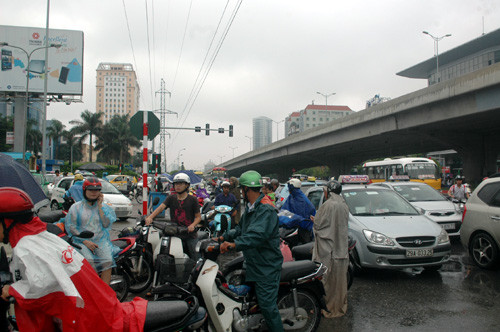 Đường Phạm Hùng bị ách tắc giao thông cục bộ.