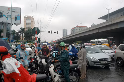 Đường Phạm Hùng bị ách tắc giao thông cục bộ.