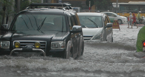 Nhiều xe ô tô phải "bơi" trên đường Nguyễn Xiển.