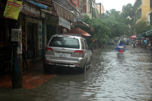 Trong khi đó, xế xịn lại "nằm bờ". Ảnh chụp tại vỉa hè, ngõ 167 phố Tây Sơn.