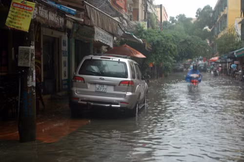 Trong khi đó, xế xịn lại "nằm bờ". Ảnh chụp tại vỉa hè, ngõ 167 phố Tây Sơn.