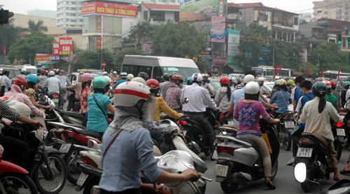 Giao thông ách tắc cục bộ tại ngã tư Cầu Giấy - Nguyễn Phong Sắc.