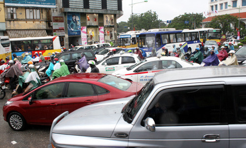 Ngã tư Liễu Giai - Nguyễn Chí Thanh, quận Ba Đình cũng "nêm cứng" phương tiện đi lại.
