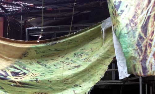 Mái tôn của cơ sở sản xuất đá sạch bị hư hỏng.