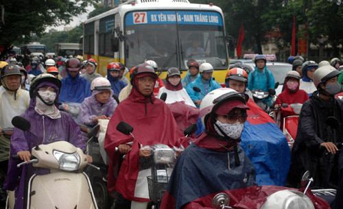 Giao thông ách tắc cục bộ trên đường Xuân Thủy, quận Cầu Giấy.