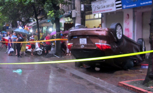 Xe "điên" 4 bánh ngửa lên trời.