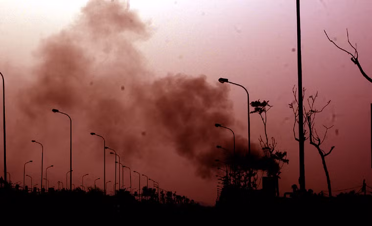 Trạm trộn bê tông nằm sát đại lộ Thăng Long hàng ngày vẫn xả khói đen ra môi trường khiến bầu không khí nơi đây trở nên u ám và ngột ngạt. Còn người tham gia giao thông mỗi khi qua đây đều phải nín thở.