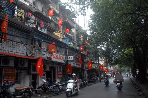 Nhà nhà ở Thủ đô treo cờ đỏ sao vàng 5 cánh chào mừng Quốc khánh 2/9.