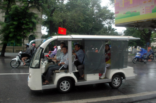 Xe điện chở khách cũng kéo cờ chào mừng Quốc khánh 2/9.