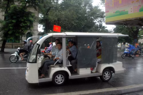 Xe điện chở khách cũng kéo cờ chào mừng Quốc khánh 2/9.