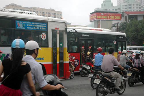Những chuyến xe buýt đông nghịt người chạy trên các tuyến phố của Thủ đô.