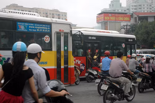 Những chuyến xe buýt đông nghịt người chạy trên các tuyến phố của Thủ đô.