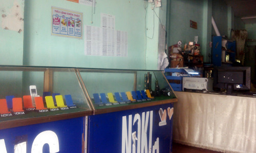 Tủ đựng điện thoại của vợ chồng anh Cường bị kẻ gian khoắng sạch.