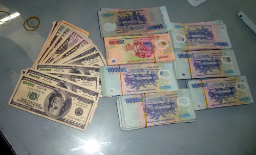 Số tiền các đối tượng cạy két sắt trộm được.