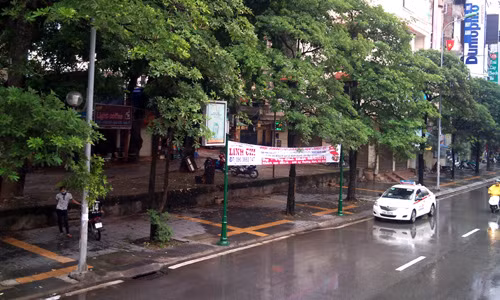 Đường Nguyễn Chí Thanh - nơi các cô gái chân dài, không chân dài, nhưng lúc nào cũng diện váy ngắn, áo hở hang đứng chầu trực hoặc ngồi vắt vẻo ở các quán trà đá - cũng bỗng dưng... tàng hình.