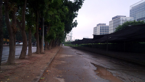 Cảnh tượng đìu hiu ở một góc phố "vẫy" trên đường Phạm Văn Đồng, cạnh siêu thị Metro.