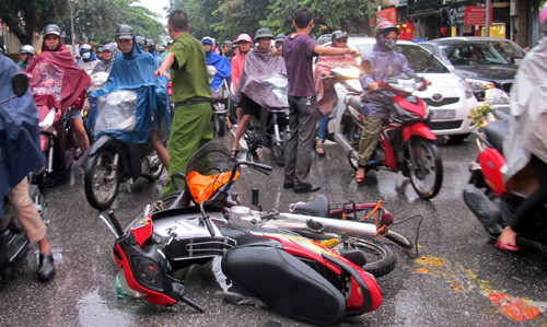 Chiếc xe "điên" đâm vào người đi xe máy và xe đạp, cả 2 người nguy kịch nhập viện.