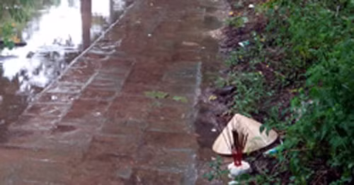 Nơi phát hiện thi thể người phụ nữ chết bên hè đường.