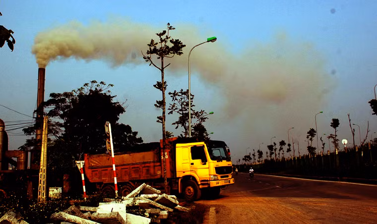 Xe tải thường xuyên ra vào chở hàng.