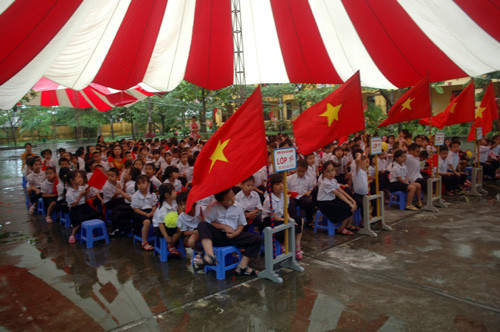 Sân trường vẫn lênh láng nước.