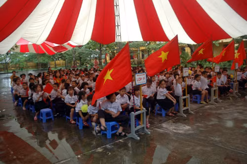 Sân trường vẫn lênh láng nước.