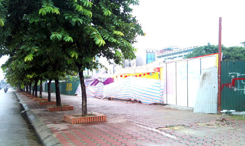 Nỗi buồn khó nói của gái "vẫy" cũng hiển hiện trên đường Trần Thái Tông, quận Cầu Giấy.