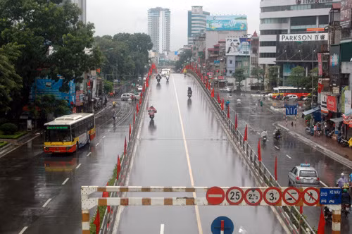 Đường phố Thủ đô lộng lẫy với cờ hoa