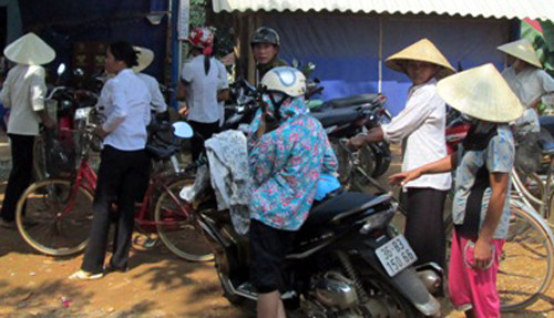 Nghe thông tin, rất nhiều người dân đến hiện trường tìm kiếm các cháu.