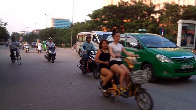 Quần đùi, áo ngắn, phóng nhanh hơn cả xe taxi.