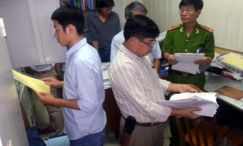 Công an tiến hành khám xét nơi làm việc của ông Xuyên.