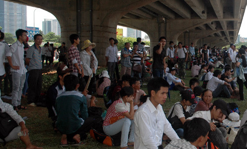 Chân cầu vượt là nơi trốn nắng, mưa lý tưởng.