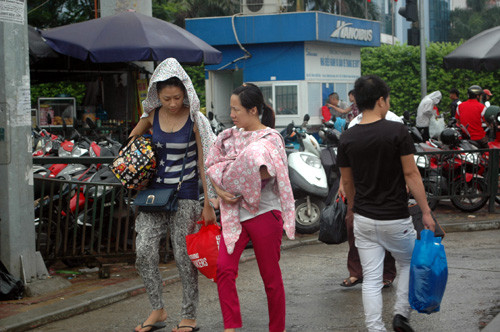 Dòng người hối hả rời bến.